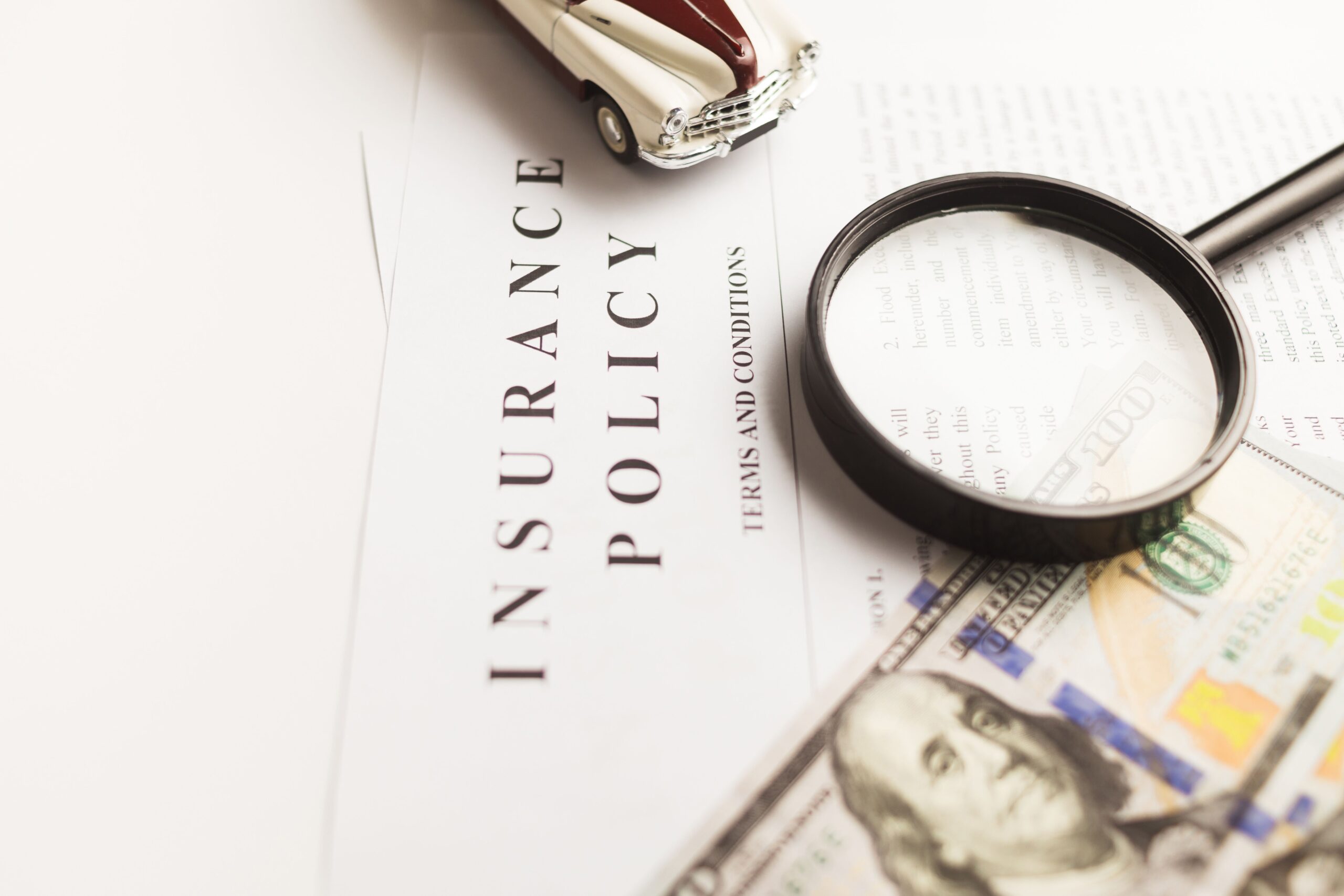 Documento de seguro con lupa y dinero, concepto de auto sustituto
