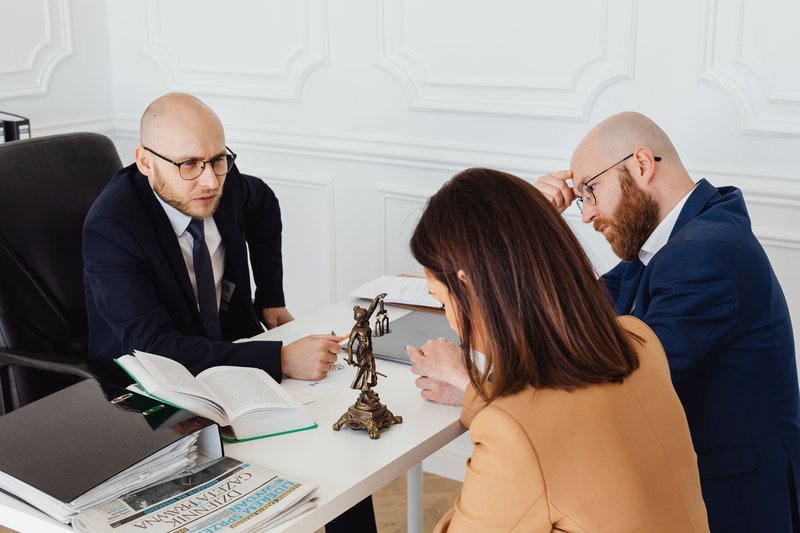 Abogado consultando, defensa legal automotriz