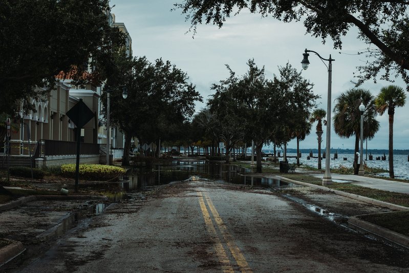 Calle inundada, cobertura por granizo e inundación