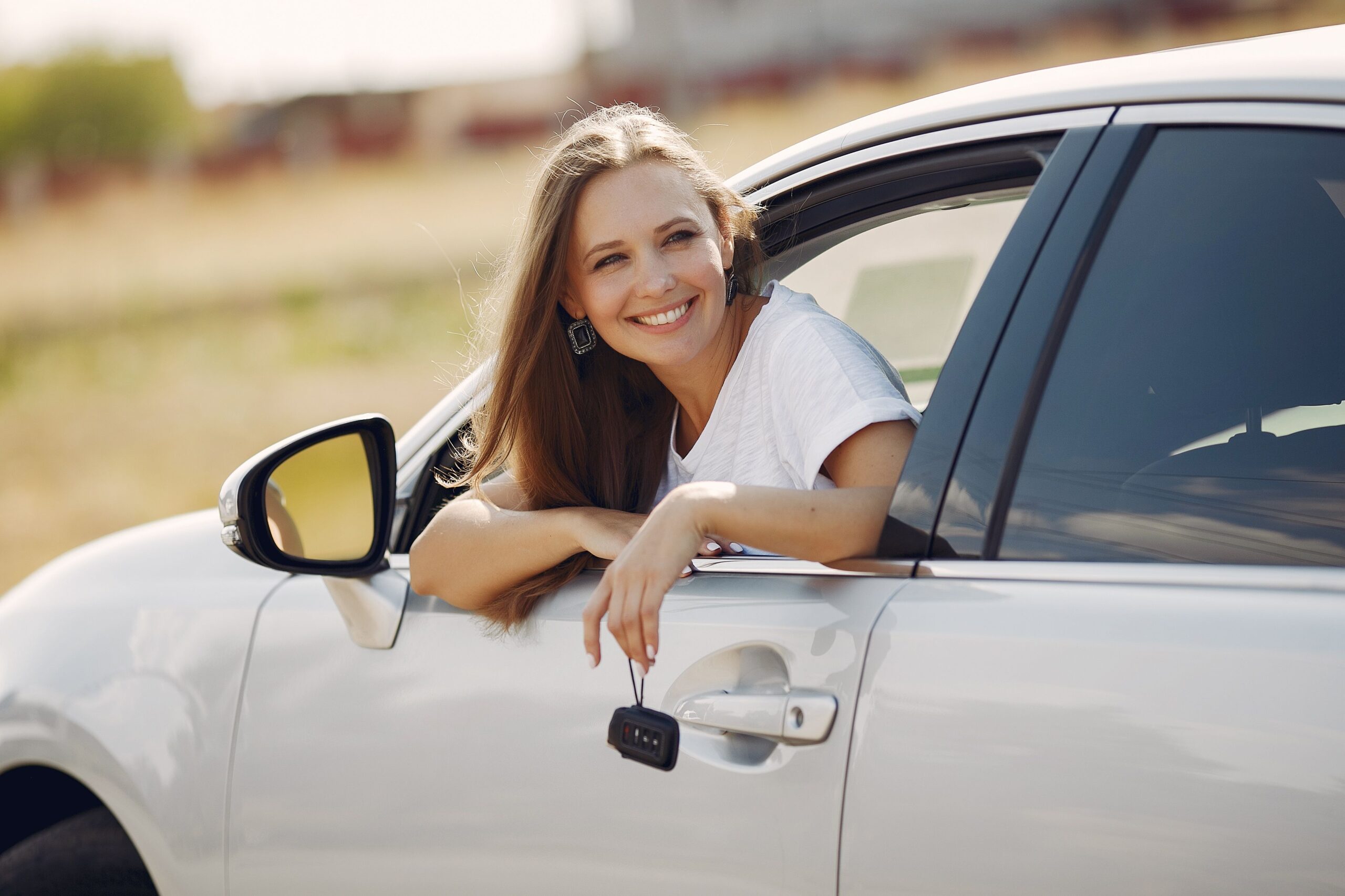 Conductora feliz en automóvil, concepto de responsabilidad civil a ocupantes